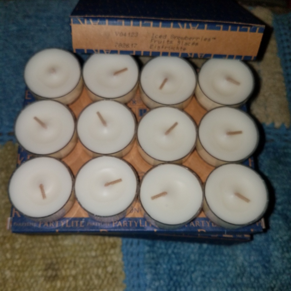 Partylite Iced Snowberries tealights 1 dozen